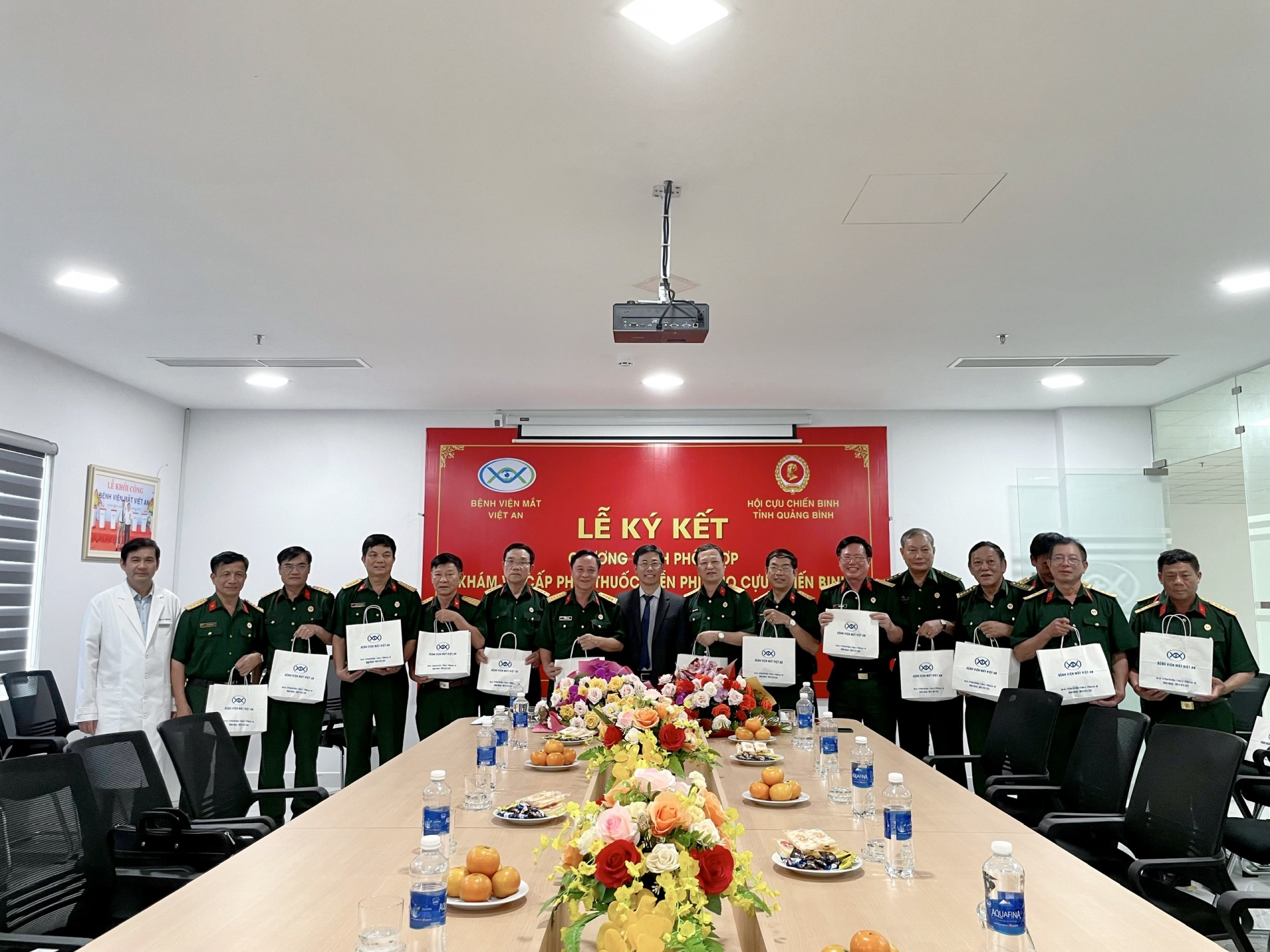 Quảng Bình: Bệnh viện mắt Việt An thực hiện chương trình khám và cấp phát thuốc miễn phí cho cựu chiến binh