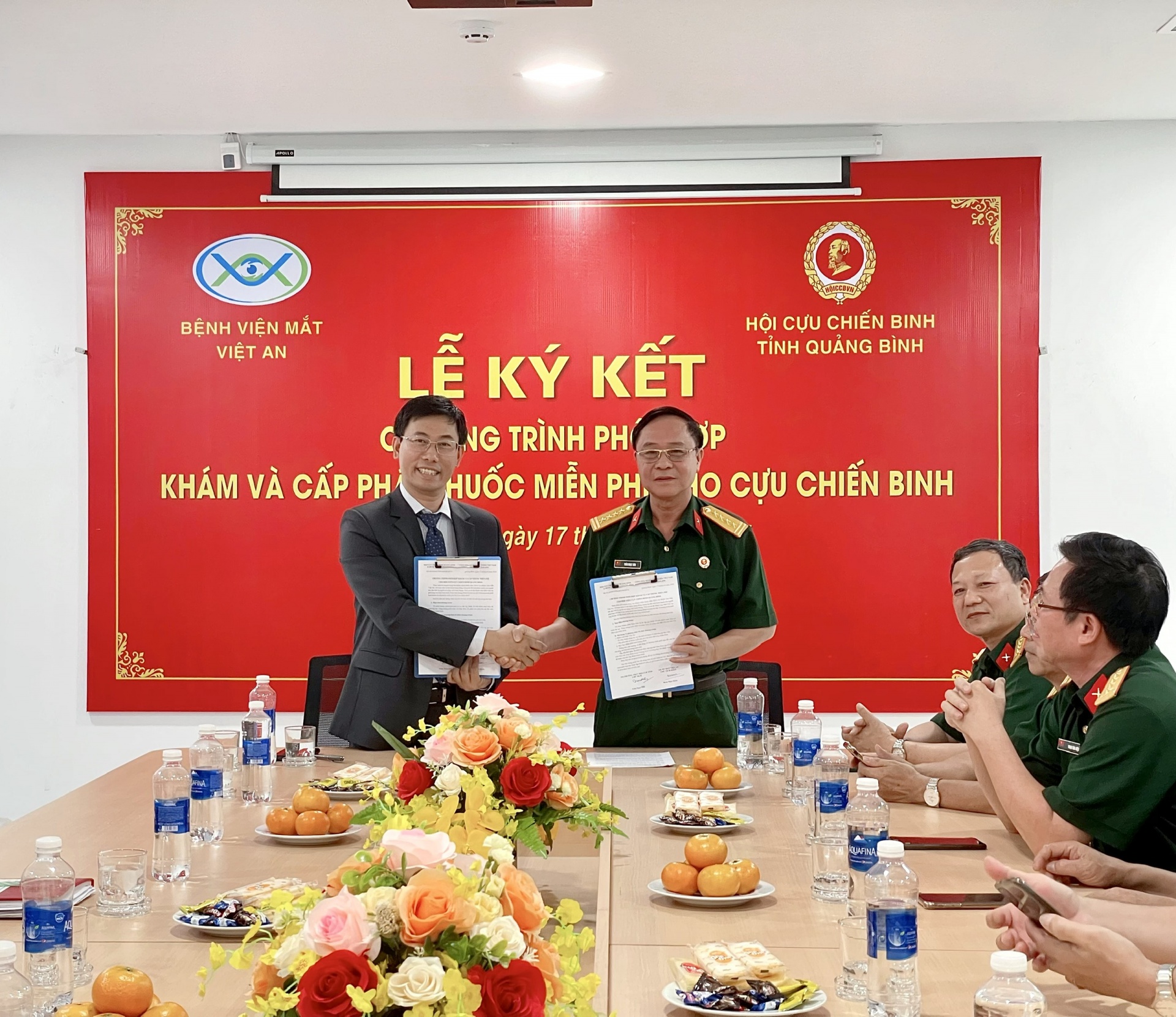 Quảng Bình: Bệnh viện mắt Việt An thực hiện chương trình khám và cấp phát thuốc miễn phí cho cựu chiến binh