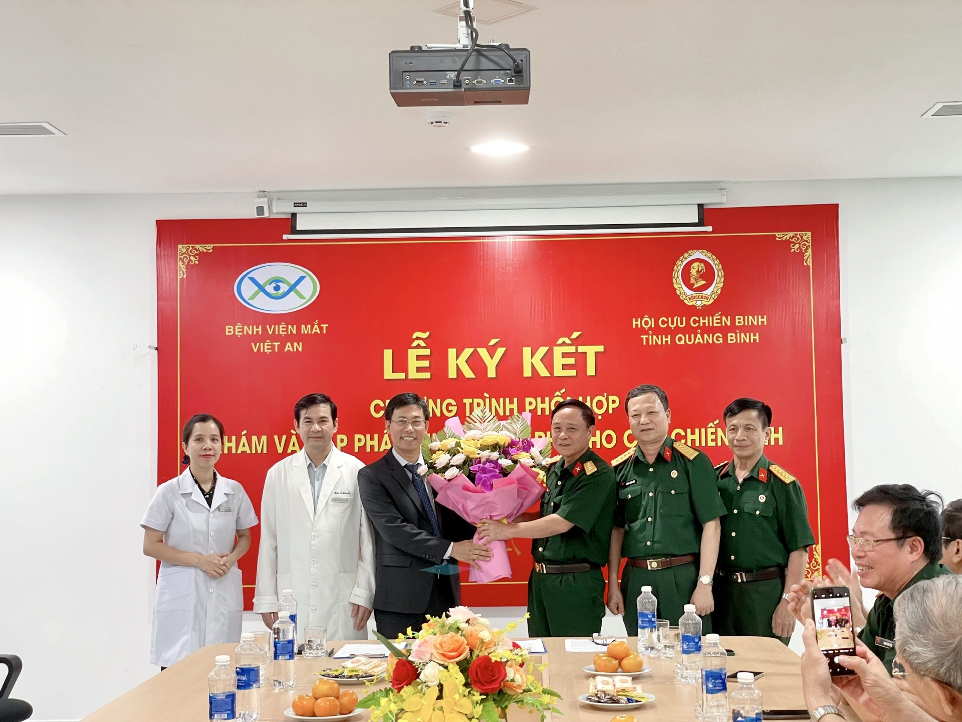 Quảng Bình: Bệnh viện mắt Việt An thực hiện chương trình khám và cấp phát thuốc miễn phí cho cựu chiến binh