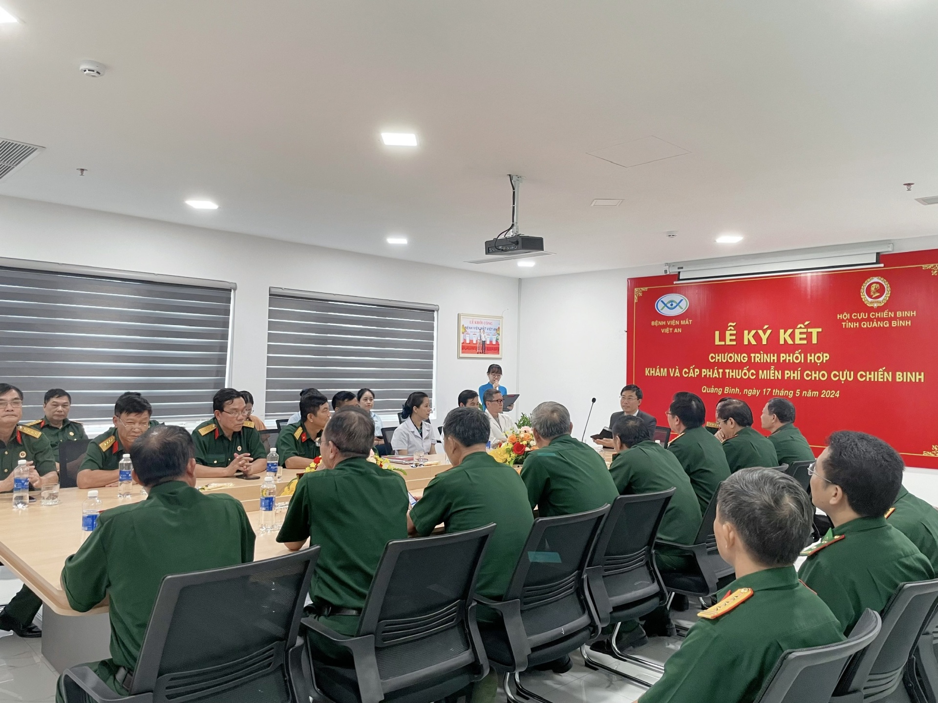 Quảng Bình: Bệnh viện mắt Việt An thực hiện chương trình khám và cấp phát thuốc miễn phí cho cựu chiến binh