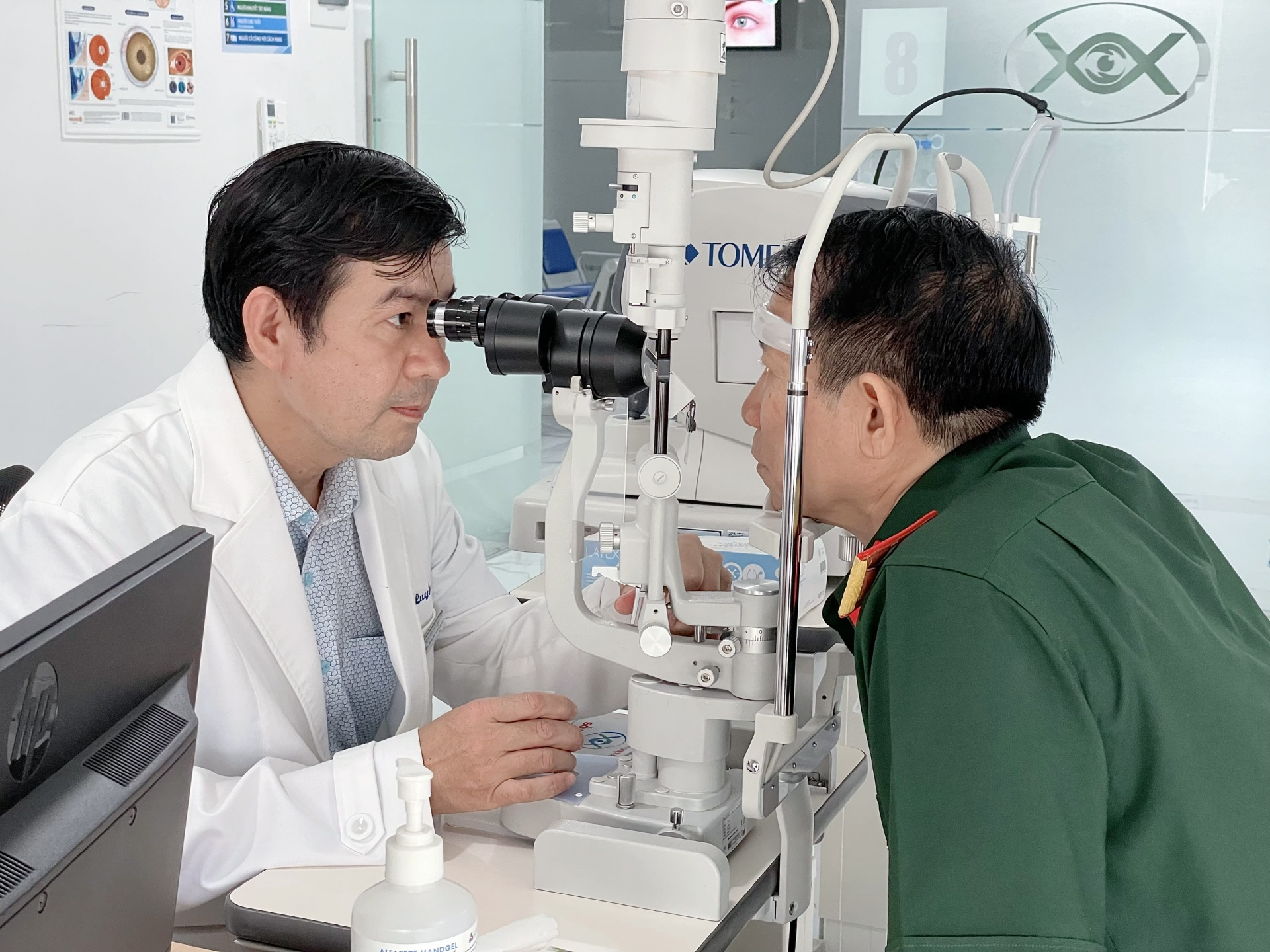 Đội ngũ Y, bác sỹ Bệnh viện thăm kháĐiểm neom mắt và các bệnh lý về mắt cho cựu chiến binh
