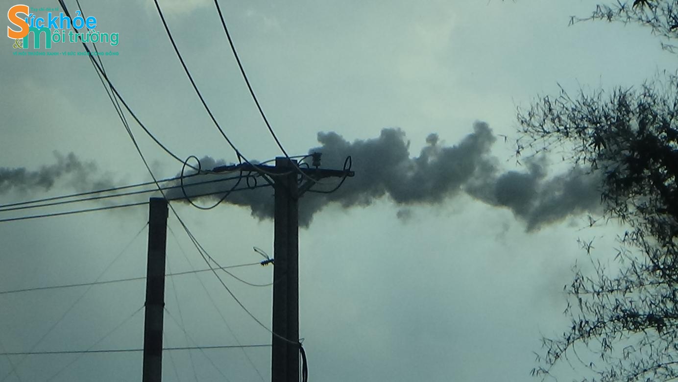 Từng ống khói đen kịt của Công ty Thiên Thanh thải ra gây ô nhiễm môi trường Từng ống khói đen kịt của Công ty Thiên Thanh thải ra gây ô nhiễm môi trường