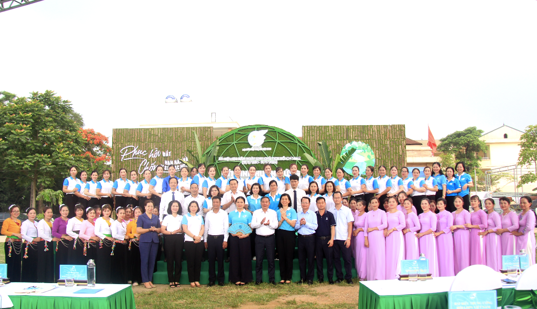 Các đại biểu chụp ảnh lưu niệm tại buổi Lễ mít tinh Tháng hành động vì môi trường 2024