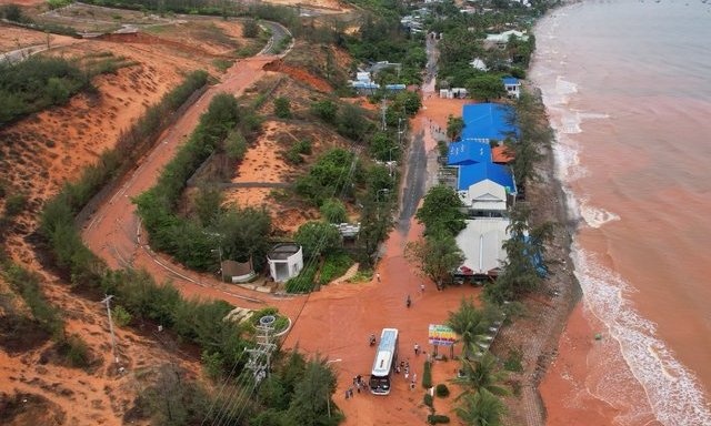 Bình Thuận: Lũ cát đỏ tràn đường