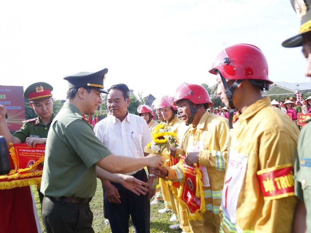 Đại tá Nguyễn Hồng Phong - Giám đốc Công an tỉnh trao cờ lưu niệm cho các đội tham gia dự thi