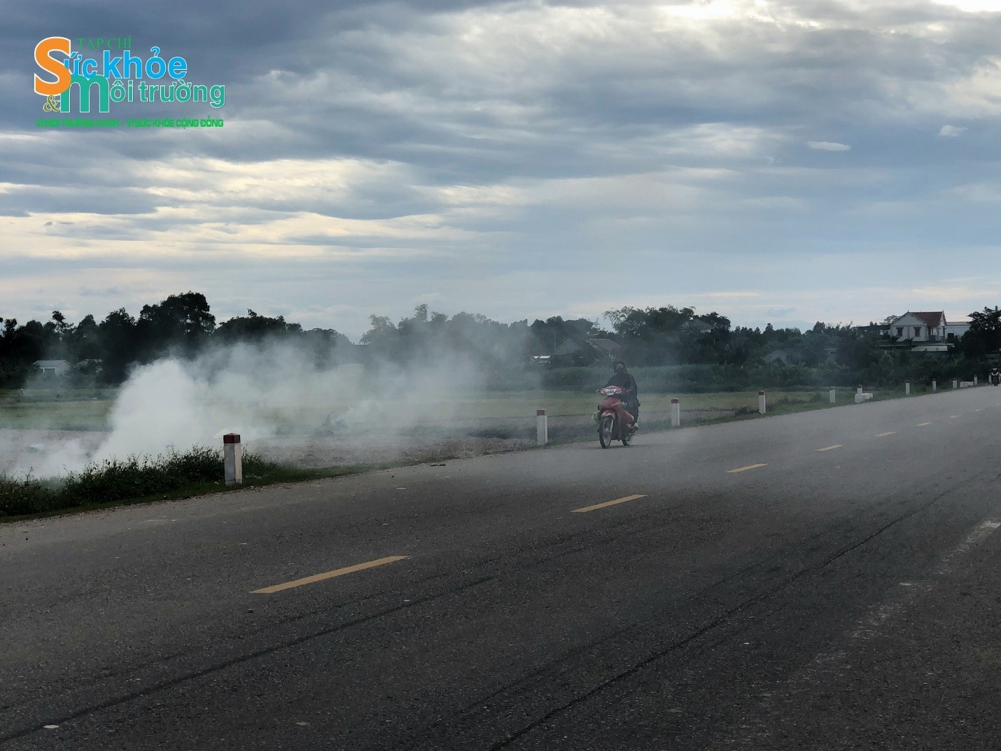 Không những lãng phí, thói quen “đốt đồng” gây mất an toàn giao thông, gây ô nhiễm, ảnh hưởng tới sức khỏe người dân Không những lãng phí, thói quen “đốt đồng” gây mất an toàn giao thông, gây ô nhiễm, ảnh hưởng tới sức khỏe người dân