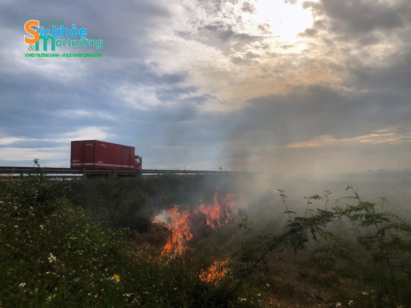Khói từ “đốt đồng” gây hạn chế tầm nhìn cho các phương tiên tham gia giao thông Khói từ “đốt đồng” gây hạn chế tầm nhìn cho các phương tiên tham gia giao thông