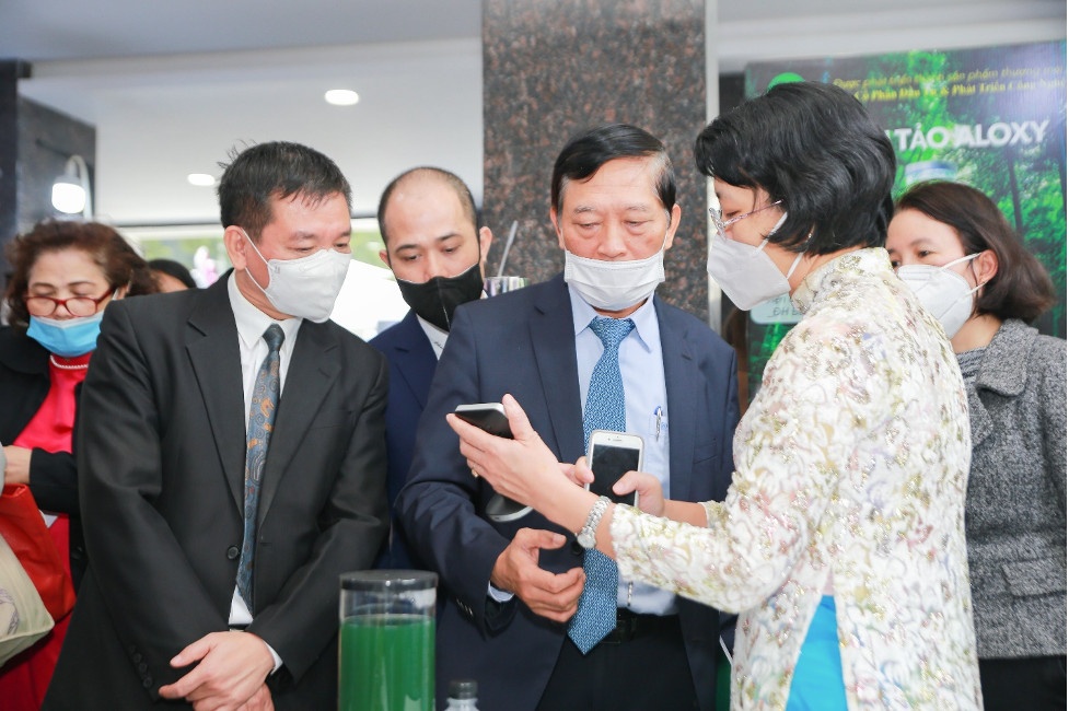 PGS.TS Đoàn Thị Thái Yên giới thiệu đèn tảo với Thứ trưởng Bộ KH&CN Trần Văn Tùng tại triển lãm KH&CN