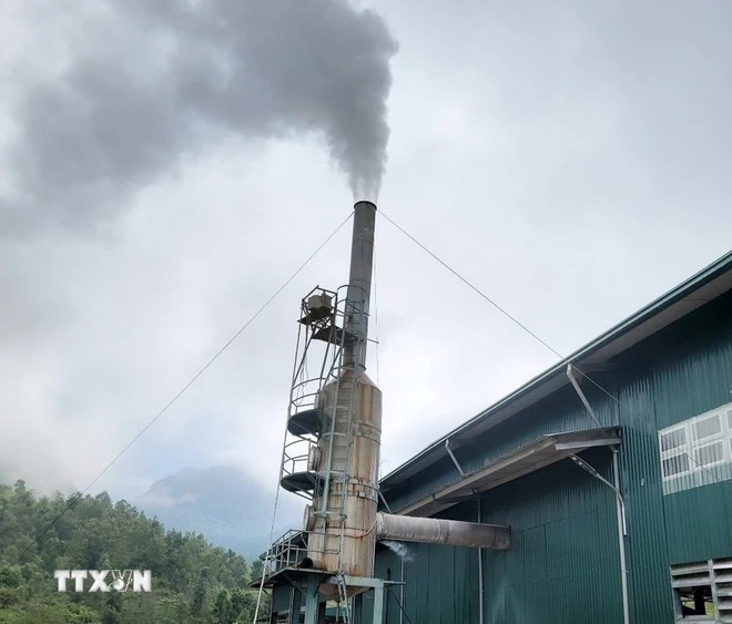 Khói của nhà máy xả ra có mùi hôi thối, khiến người dân ngạt thở, chóng mặt. (Ảnh: TTXVN phát)