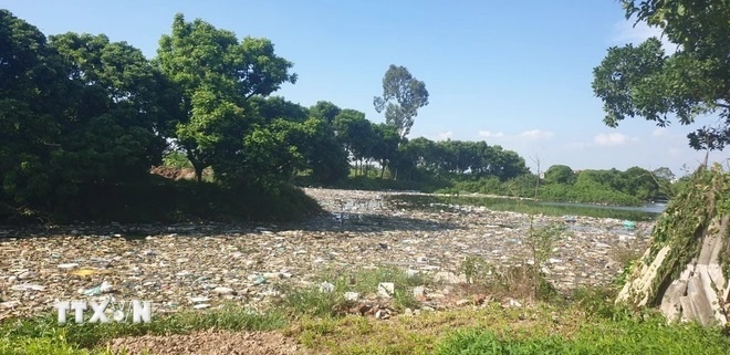 Rác thải lấp kín mặt sông Cầu Treo, đoạn qua địa bàn xã Thanh Long, huyện Yên Mỹ, tỉnh Hưng Yên. Đây là sông nội đồng thuộc hệ thống thủy nông Bắc Hưng Hải.(Ảnh: TTXVN ) Rác thải lấp kín mặt sông Cầu Treo, đoạn qua địa bàn xã Thanh Long, huyện Yên Mỹ, tỉnh Hưng Yên. Đây là sông nội đồng thuộc hệ thống thủy nông Bắc Hưng Hải.(Ảnh: TTXVN )