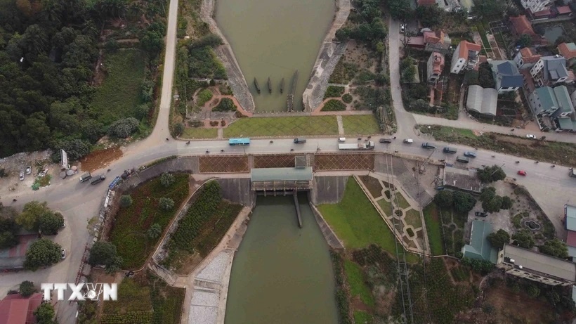 Cống Xuân Quang là công trình đầu tiên của Hệ thống thủy lợi Bắc Hưng Hải ở xã Xuân Quang, huyện Văn Giang, Hưng Yên nhìn từ trên cao. (Ảnh: TTXVN) Cống Xuân Quang là công trình đầu tiên của Hệ thống thủy lợi Bắc Hưng Hải ở xã Xuân Quang, huyện Văn Giang, Hưng Yên nhìn từ trên cao. (Ảnh: TTXVN)