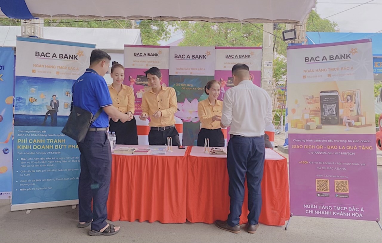 Ngân hàng Bắc Á tư vấn, hỗ trợ người dân về những lợi ích và tiện lợi của các phương thức thanh toán không dùng tiền mặt.