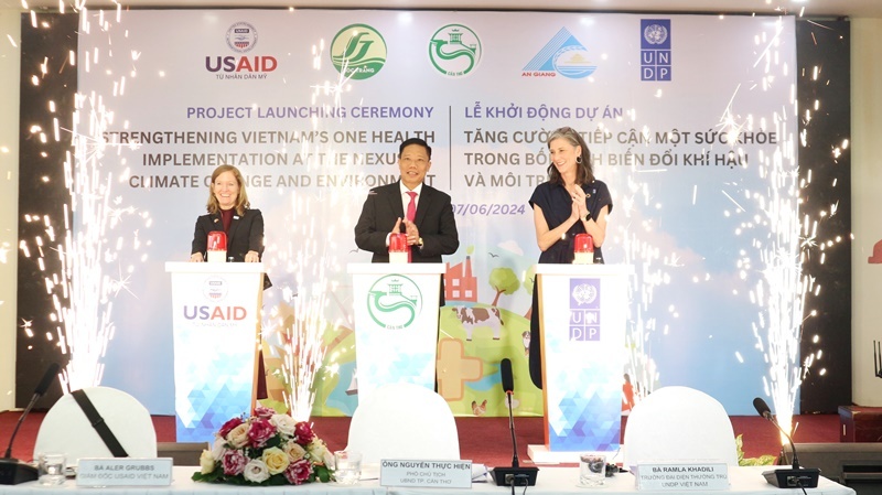 Khởi động Dự án “Tăng cường tiếp cận Một sức khỏe trong bối cảnh biến đổi khí hậu và môi trường” Khởi động Dự án “Tăng cường tiếp cận Một sức khỏe trong bối cảnh biến đổi khí hậu và môi trường”