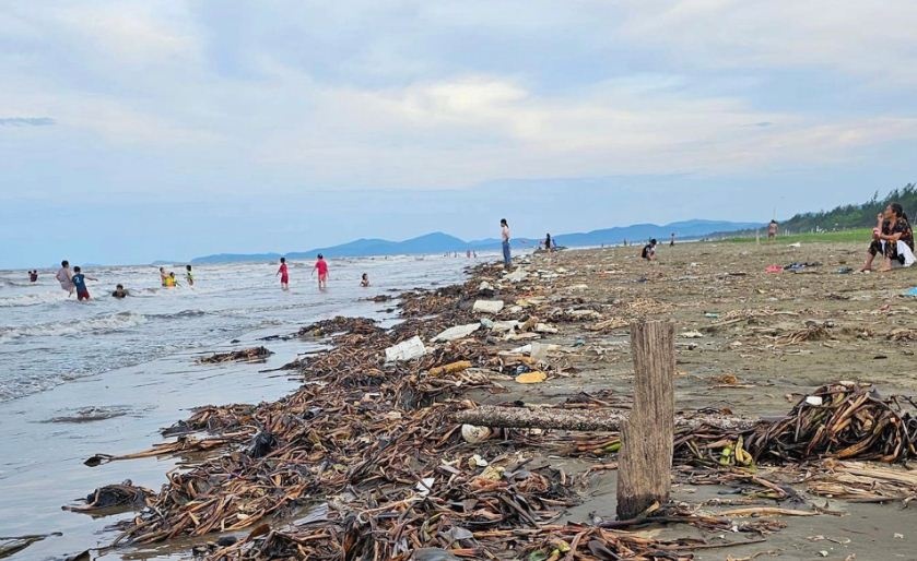 Bãi biển huyện Diễn Châu (Nghệ An) bị 'bức tử' vì rác thải