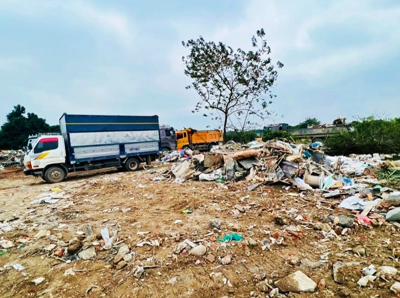 Hưng Yên: Khởi tố vụ đổ 2.000 tấn chất thải xây dựng xuống ao