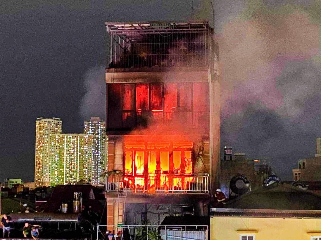 Hoàng Mai (Hà Nội) : Cháy nhà dân tại phố Định Công trong cơn mưa lớn