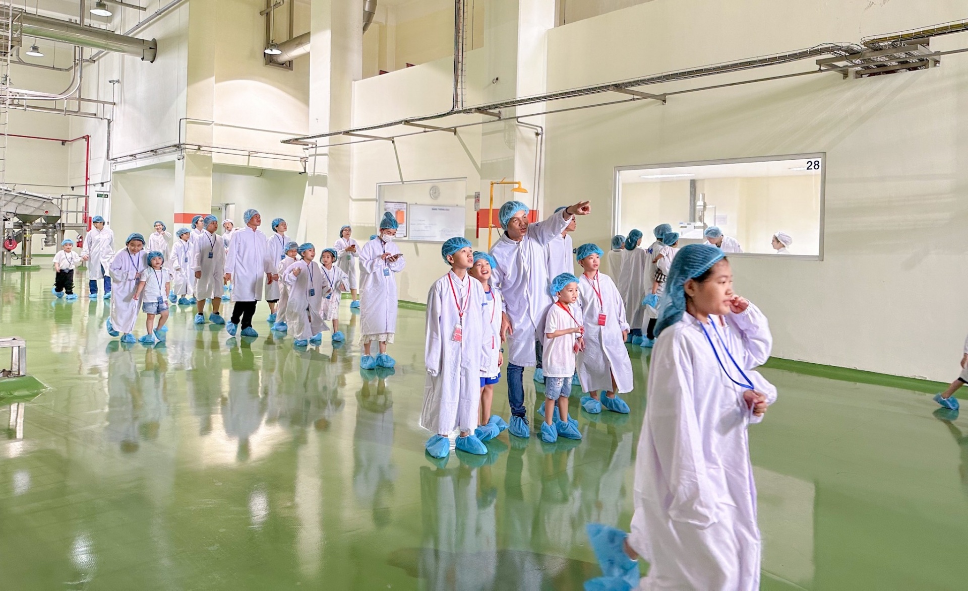 Chuyến tham quan Nhà máy sữa bột Việt Nam là một trải nghiệm rất đặc biệt của các bạn nhỏ