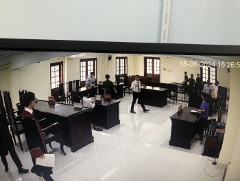 can tho mot luat su bi kien nghi khoi to ve toi gay roi trat tu tai phien toa