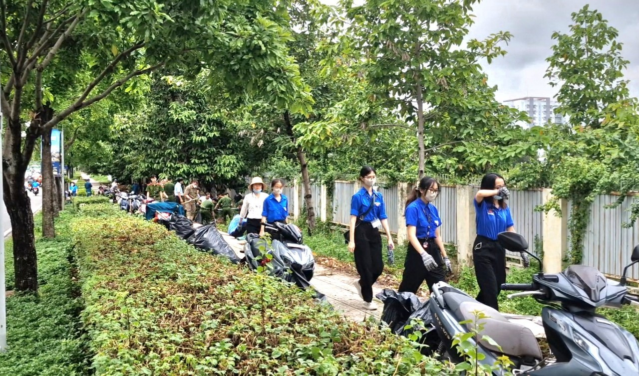 Một ngày cuối tuần nhiều ý nghĩa của các lực lượng tham gia “giải cứu” kênh rạch trên địa bàn quận 7.