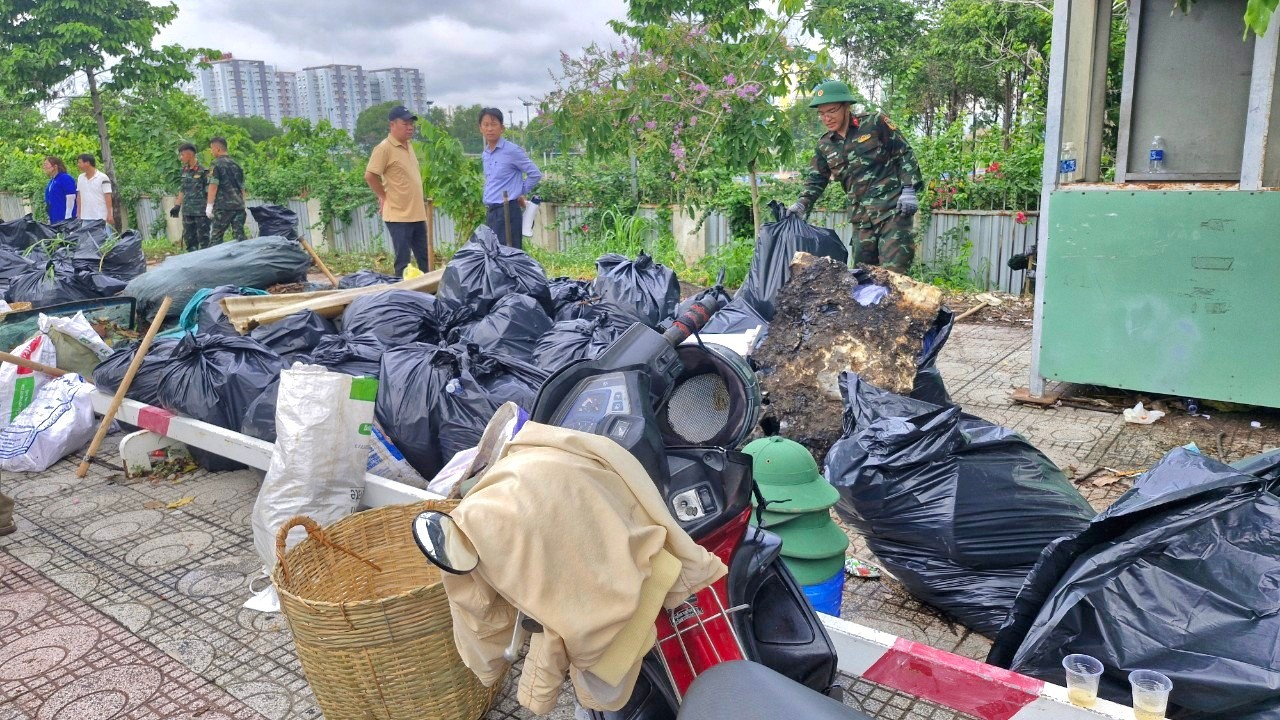 Hàng tấn rác thải được vớt dưới đoạn kênh chảy qua phường Tân Phong - quận 7 chuẩn bị đưa đưa đi xứ lý.