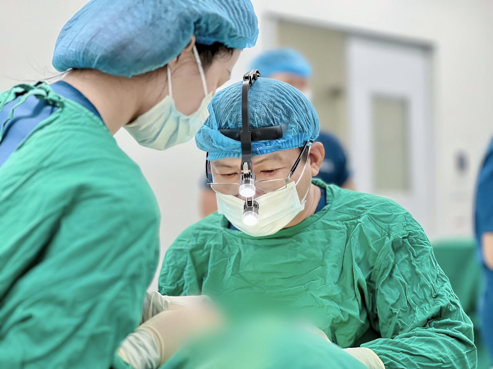 Bác sĩ Hoàng Ngọc Sơn: 30 năm cống hiến cho ngành phẫu thuật thẩm mỹ Bác sĩ Hoàng Ngọc Sơn: 30 năm cống hiến cho ngành phẫu thuật thẩm mỹ