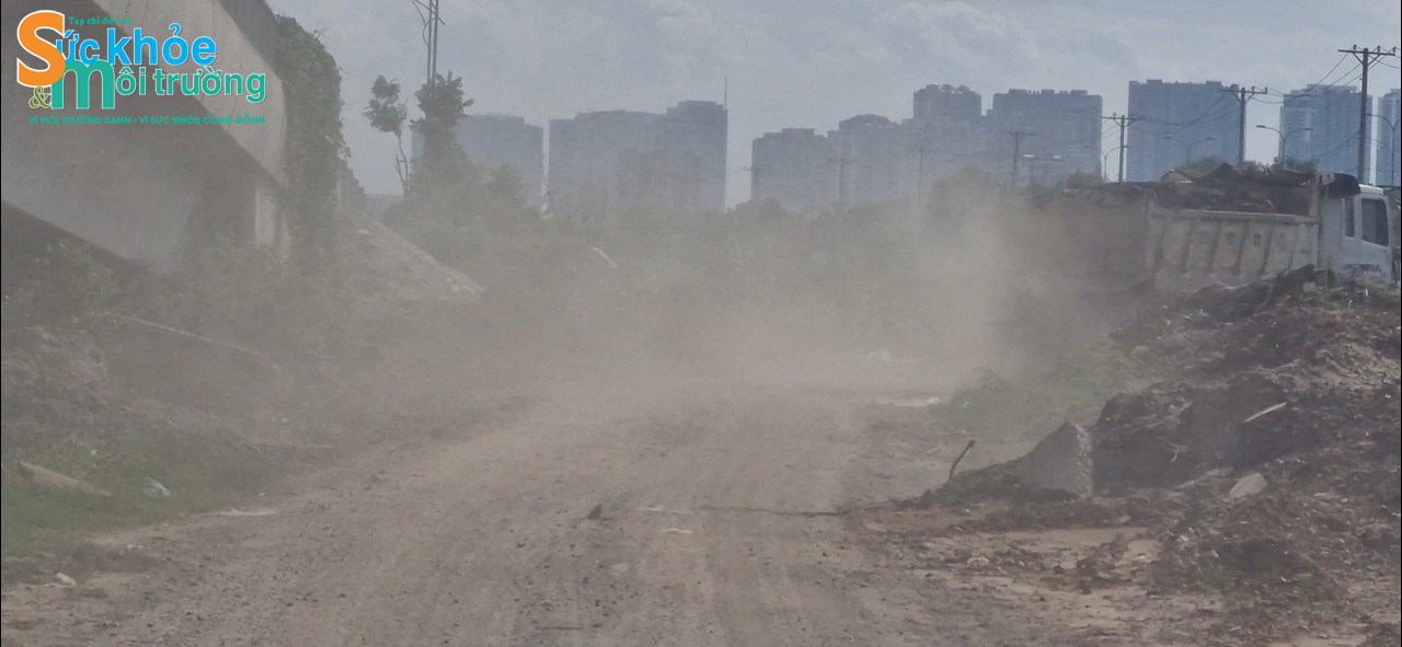 Xe chở bùn thải lưu thông gây ô nhiễm môi trường Xe chở bùn thải lưu thông gây ô nhiễm môi trường