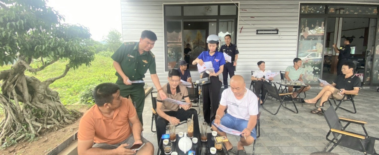 Phát tờ rơi tuyên truyền phòng, chống ma túy.