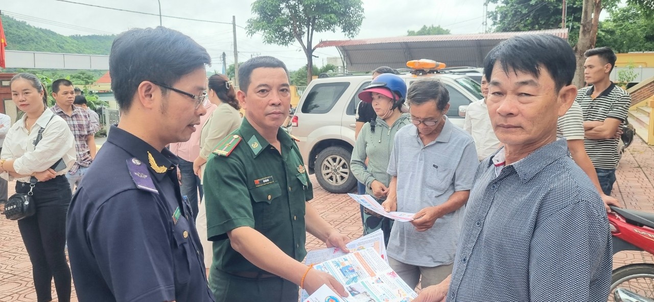 Trao quà nhằm hỗ trợ các hộ gia đình có hoàn cảnh khó khăn trên địa bàn