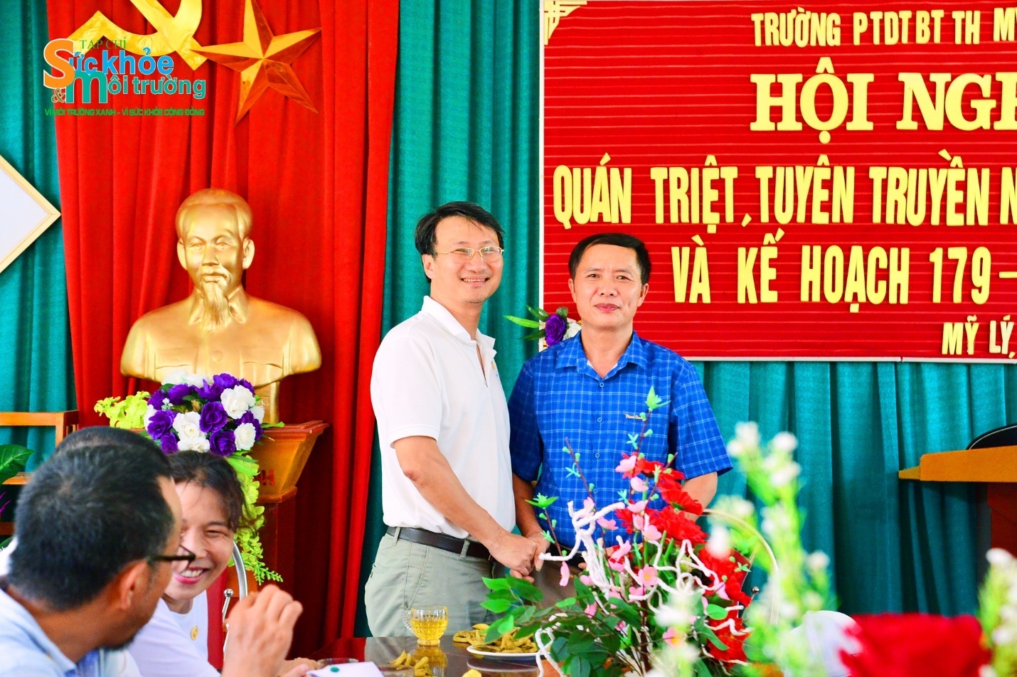 PGS.TS Trần Ngọc Anh và thầy Trần Sỹ Hà hiểu trưởng nhà trường trong buổi bàn giao hệ thống lọc nước. PGS.TS Trần Ngọc Anh và thầy Trần Sỹ Hà hiểu trưởng nhà trường trong buổi bàn giao hệ thống lọc nước.