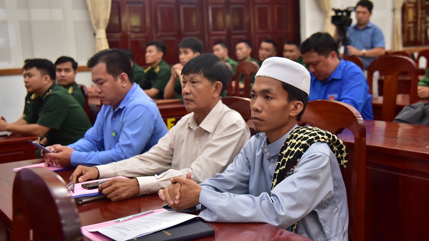 “Đa dạng hình thức tuyên truyền, vận động nhân dân chấp hành pháp luật” “Đa dạng hình thức tuyên truyền, vận động nhân dân chấp hành pháp luật”