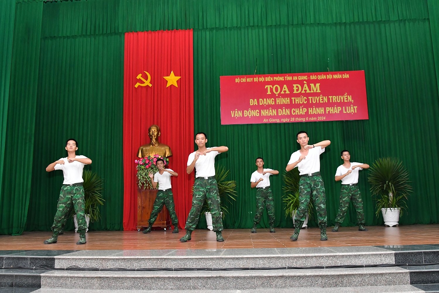 “Đa dạng hình thức tuyên truyền, vận động nhân dân chấp hành pháp luật” “Đa dạng hình thức tuyên truyền, vận động nhân dân chấp hành pháp luật”