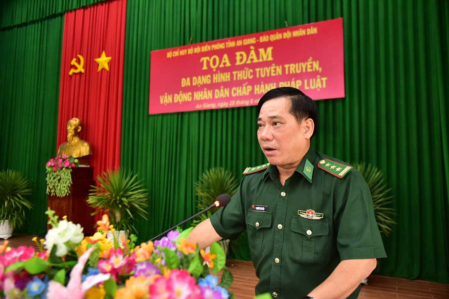 “Đa dạng hình thức tuyên truyền, vận động nhân dân chấp hành pháp luật” “Đa dạng hình thức tuyên truyền, vận động nhân dân chấp hành pháp luật”