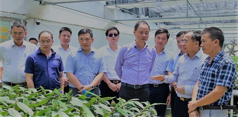 Thứ trưởng Bộ KH&CN Trần Hồng Thái và đoàn đã đến kiểm tra mô hình ứng dụng tiến bộ KH&CN sản xuất hoa lan hồ điệp trên địa bàn xã Thạch Khê (Thạch Hà- Hà Tĩnh).