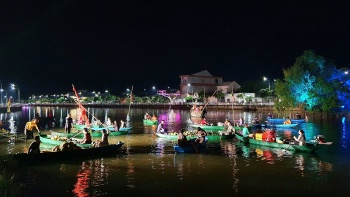 hau giang tao suc bat cho du lich noi co bay nga song