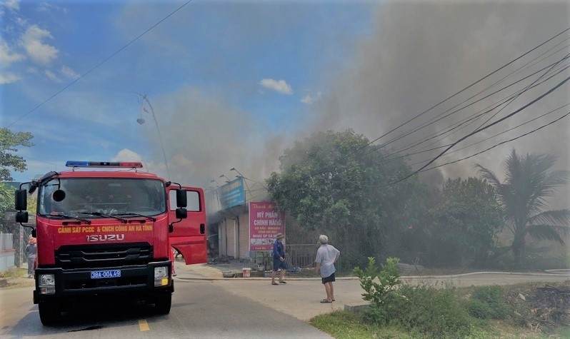  Lực lượng chức năng nhanh chóng có mặt tại hiện trường.