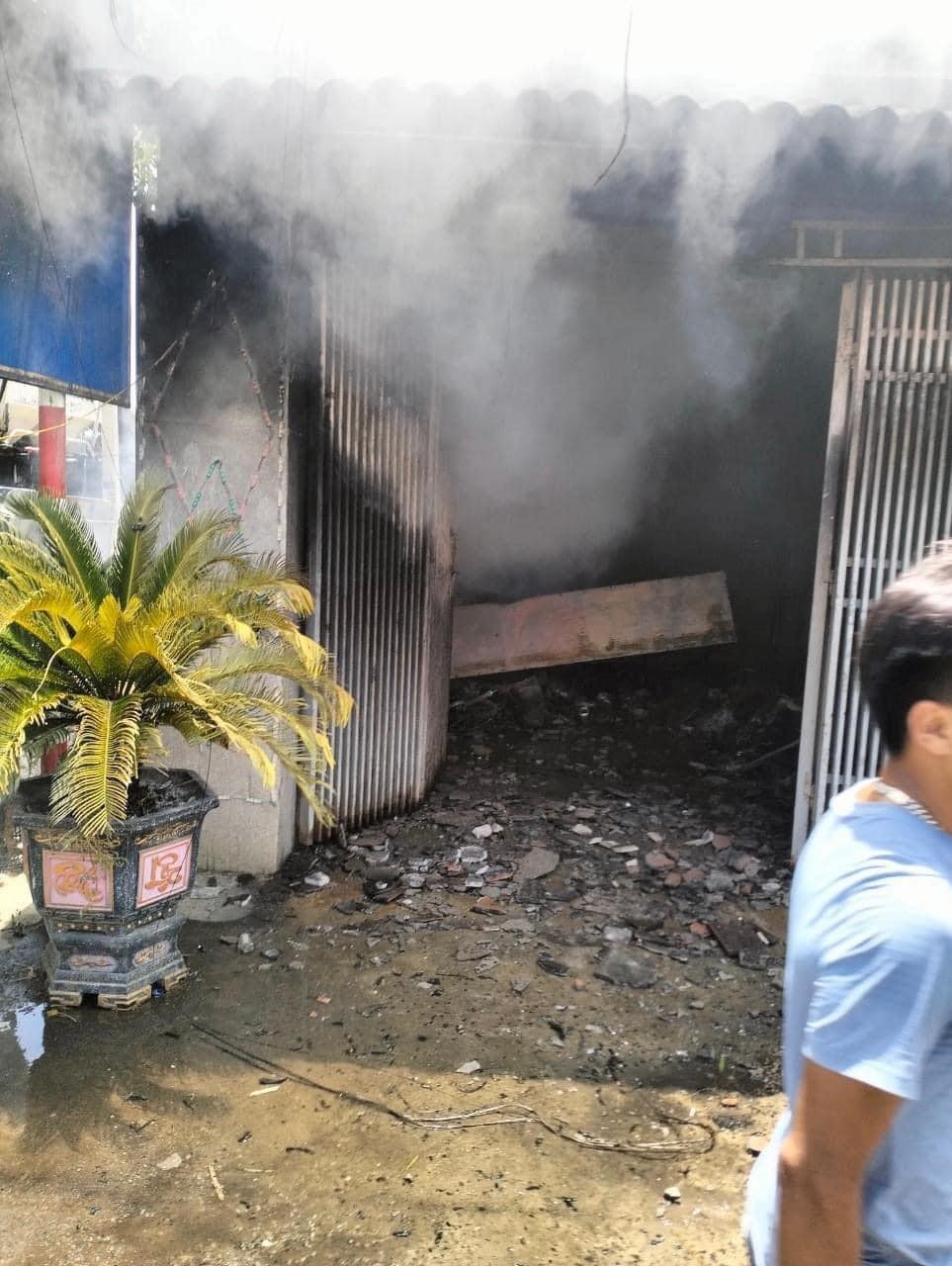 Ngay khi phát hiện đám cháy, những người bên trong nhanh chóng di chuyển ra ngoài; đồng thời hô hoán người dân cứu trợ và báo cho cơ quan chức năng.