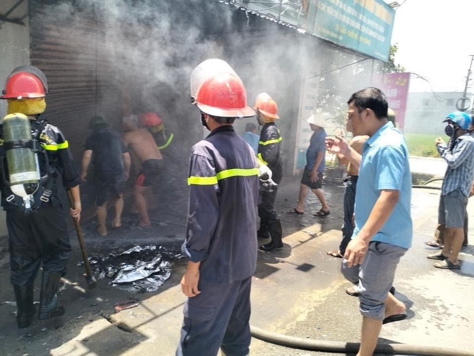 Nhận được tin báo cảnh sát PCCC&CNCH (Công an Hà Tĩnh) đã huy động lực lượng và phương tiện có mặt, khống chế ngọn lửa.