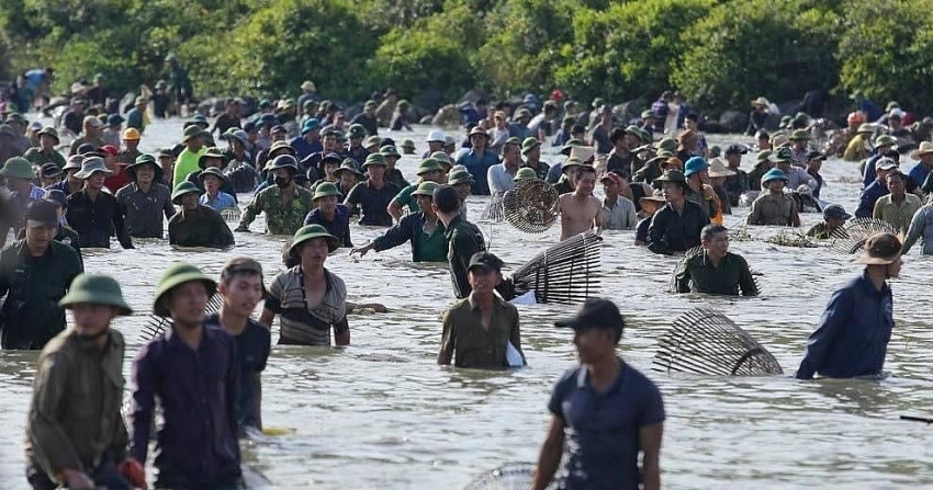 Hà Tĩnh: Hàng nghìn người dân náo nức tham gia lễ hội đánh cá Đồng Hoa