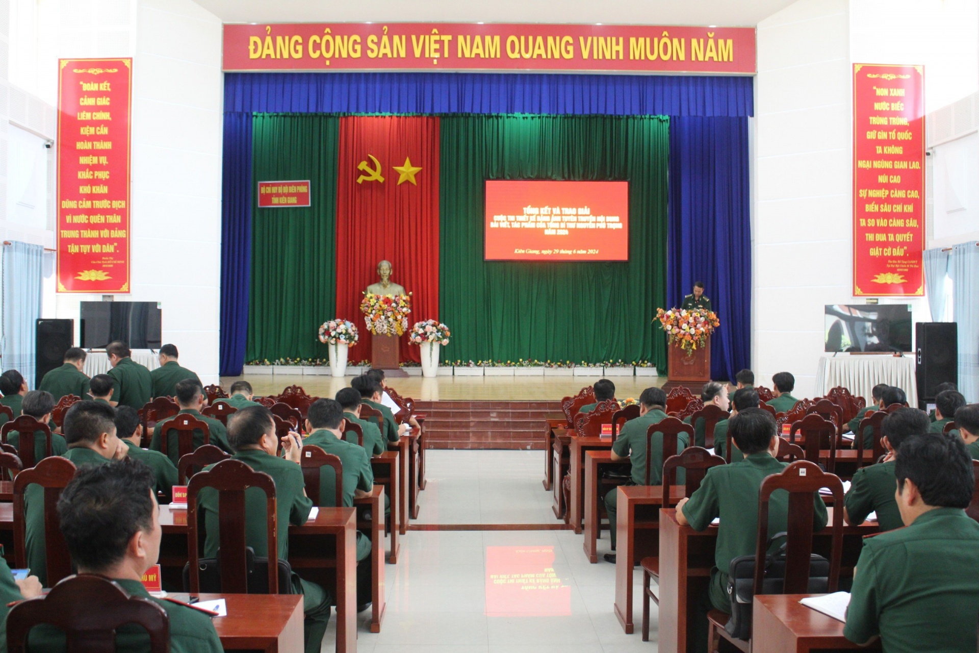 Trao giải cuộc thi thiết kế bảng ảnh tuyên truyền nội dung bài viết, tác phẩm của Tổng Bí thư Nguyễn Phú Trọng