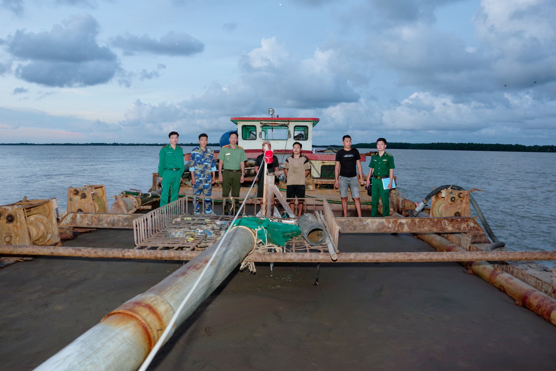 Bắt phương tiện khai thai thác cát biển trái phép vùng biển Sóc Trăng