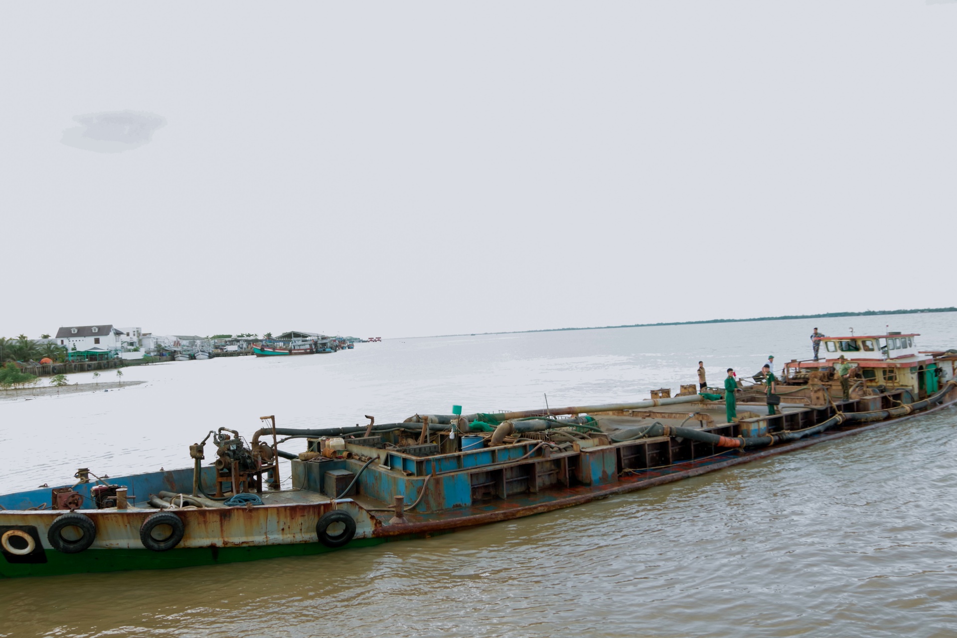 Bắt phương tiện khai thai thác cát biển trái phép vùng biển Sóc Trăng