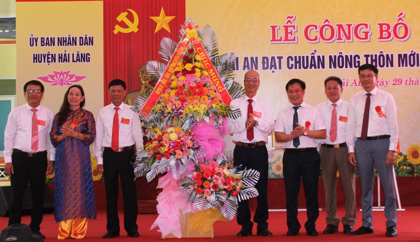 Lãnh đạo huyện Hải Lăng tặng hoa chúc mừng Đảng bộ, chính quyền và Nhân dân xã Hải An đã đạt chuẩn nông thôn mới 