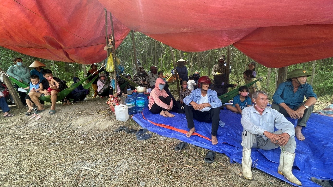 Nhiều người dân tập trung phản đối trại lợn này.