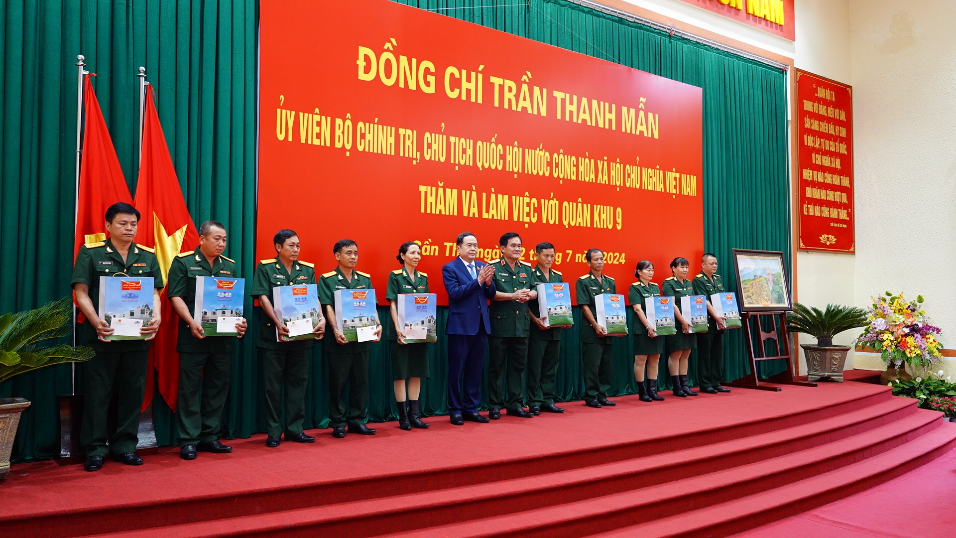 Chủ tịch Quốc hội Trần Thanh Mẫn làm việc tại Quân khu 9 và thăm, tặng quà gia đình chính sách, người có công với cách mạng tại TP Cần Thơ