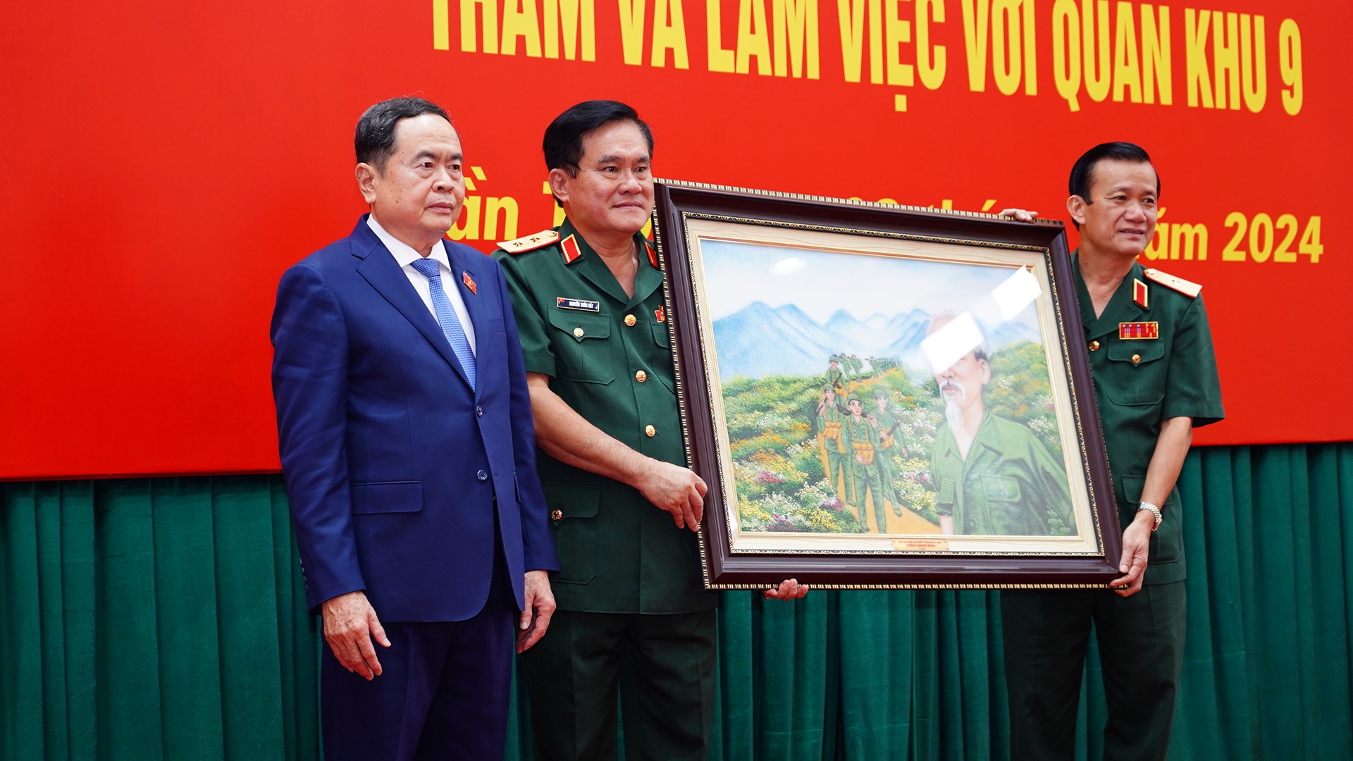 Chủ tịch Quốc hội Trần Thanh Mẫn làm việc tại Quân khu 9 và thăm, tặng quà gia đình chính sách, người có công với cách mạng tại TP Cần Thơ