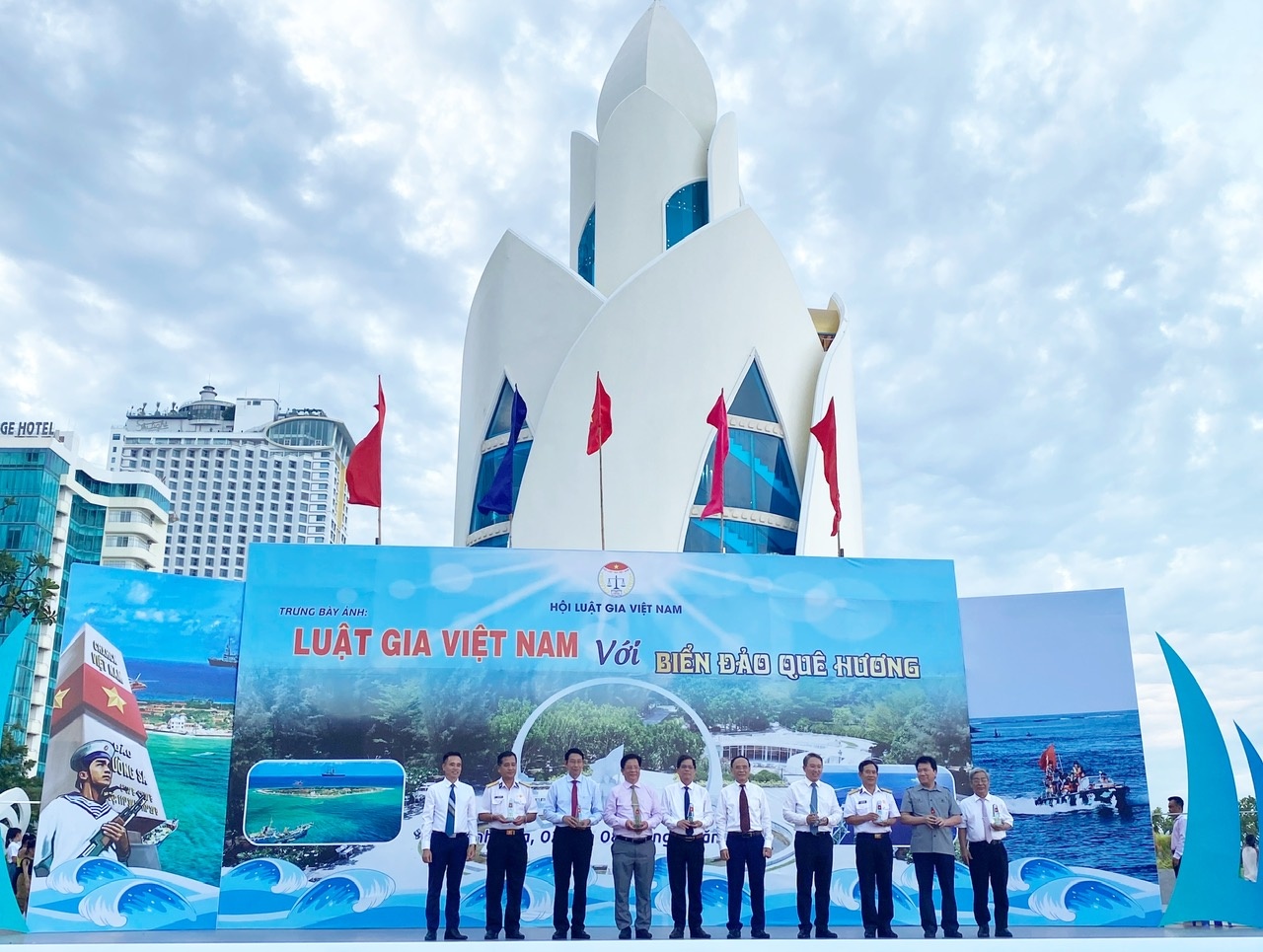 Hội Luật gia Việt Nam tặng quà lưu niệm cho các lãnh đạo và đại biểu.