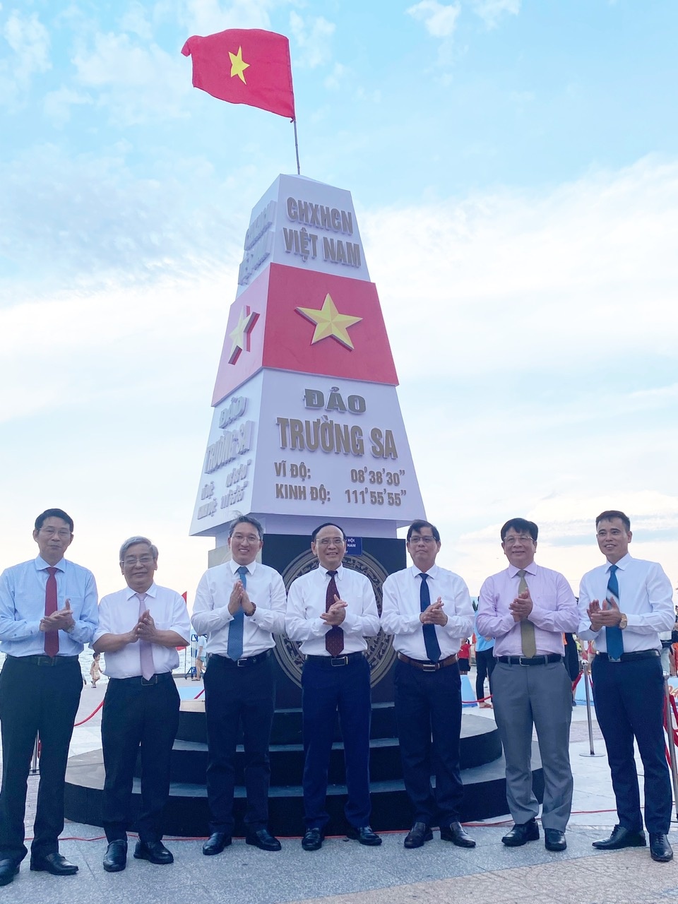 Các vị lãnh đạo và đại biểu chụp hình lưu niệm mô hình cột mốc chủ quyền đảo Trường Sa.