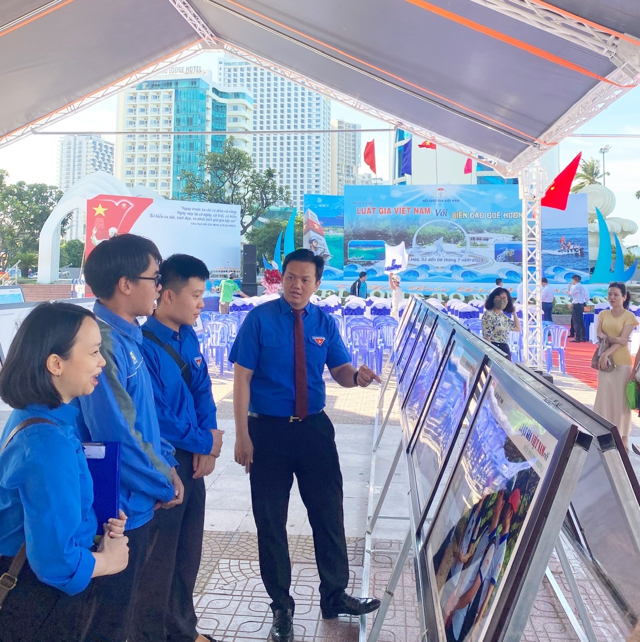 Đoàn viên thanh niên tham quan khu vực trưng bày ảnh.