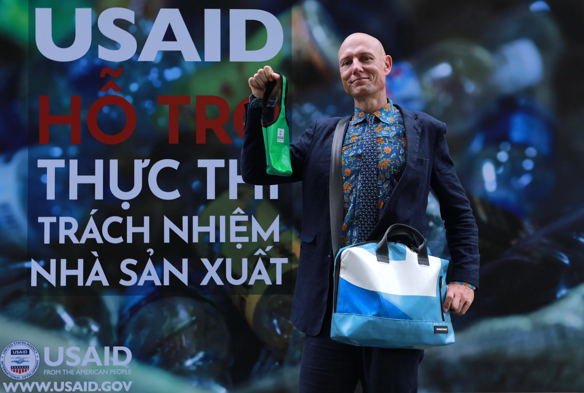 Ông Bradley Bessire, quyền Giám đốc USAID Việt Nam, với sản phẩm túi nhựa (do người khiếm thính thực hiện) và cặp nhựa làm từ nhựa tái chế Ông Bradley Bessire, quyền Giám đốc USAID Việt Nam, với sản phẩm túi nhựa (do người khiếm thính thực hiện) và cặp nhựa làm từ nhựa tái chế