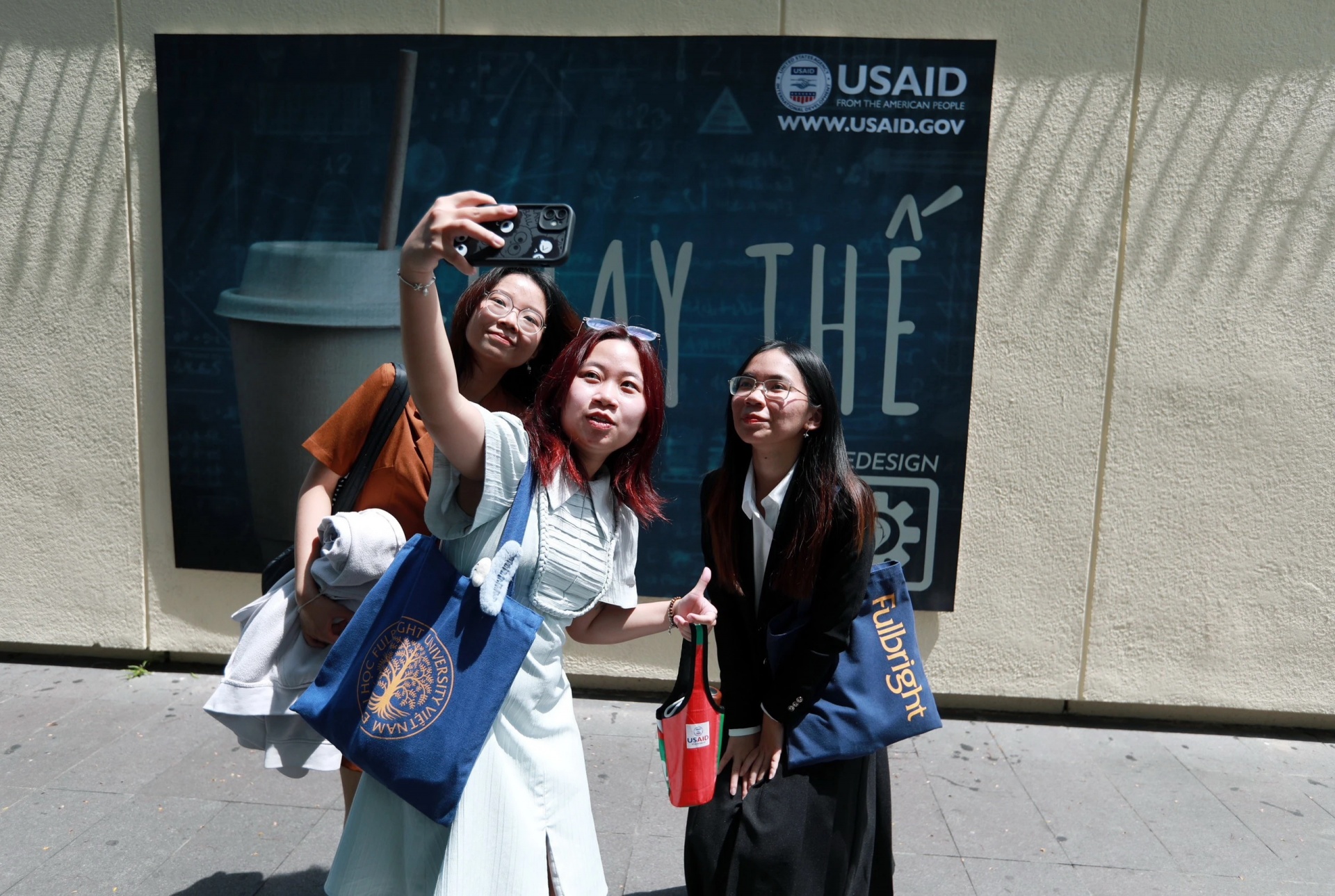 Nhóm sinh viên Đại học Fulbright Việt Nam tham dự triển lãm tranh tường Nhóm sinh viên Đại học Fulbright Việt Nam tham dự triển lãm tranh tường